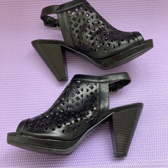 Women's CL BY LAUNDRY Wishes Ankle Buckle Sandal Black faux leather Size 9 - Picture 6 of 9